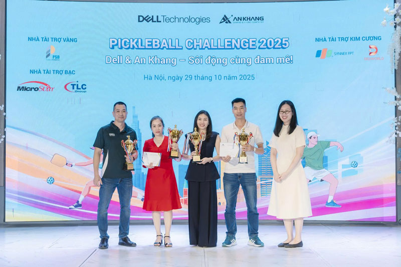 Trao cúp và chứng nhận cho các đội/VĐV đạt thành tích cao. Chúc mừng các VĐV đã thể hiện xuất sắc tinh thần thể thao và giành chiến thắng xứng đáng!