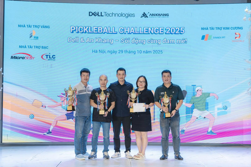 Những nụ cười rạng rỡ trên sân khấu vinh quang. Giải đấu không chỉ mang đến chiến thắng mà còn là sự gắn kết mạnh mẽ giữa các Đối tác, Đại lý trong đại gia đình Dell và An Khang.