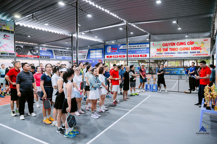 Không khí sôi nổi ngay từ đầu giải đấu! Các vận động viên là Quý Đối tác, Đại lý đang chăm chú lắng nghe phổ biến luật chơi và các thông tin quan trọng trước khi bước vào những trận đấu kịch tính.